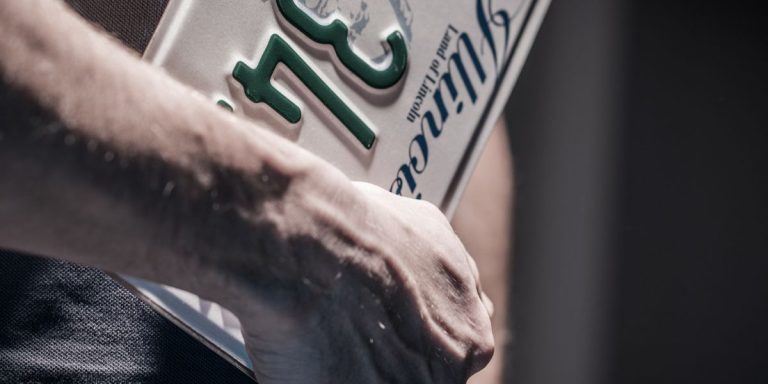 Targa deteriorata: cosa si rischia e come comportarsi